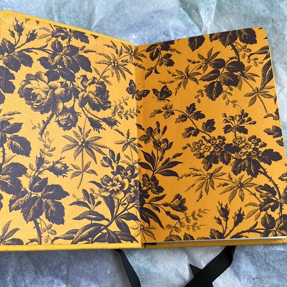 GONE** GUCCI Beauty Notebook - Picture 4 of 7